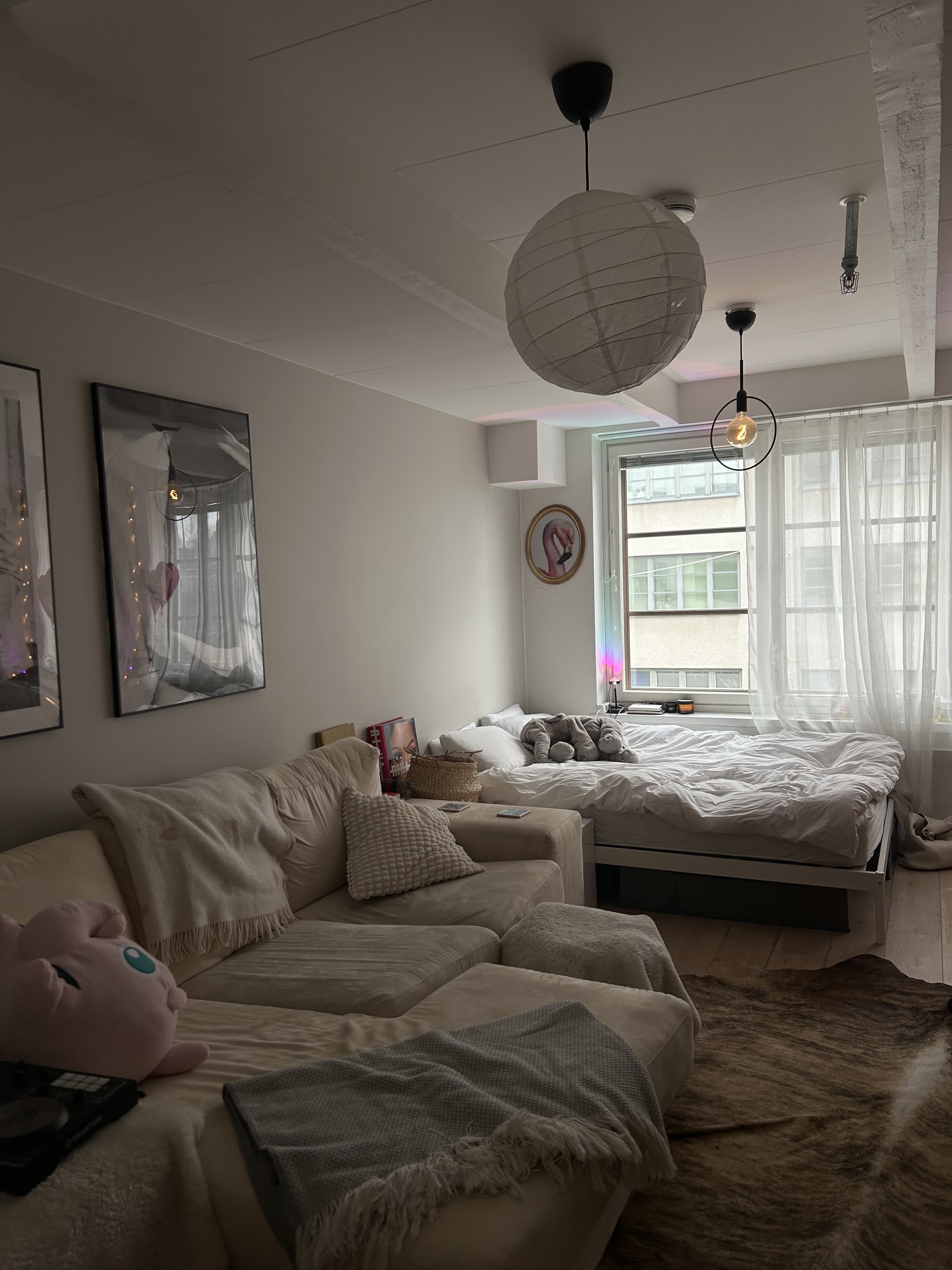 Pohjaratkaisun ansiosta yksiöön mahtuu sohva sekä sänky.