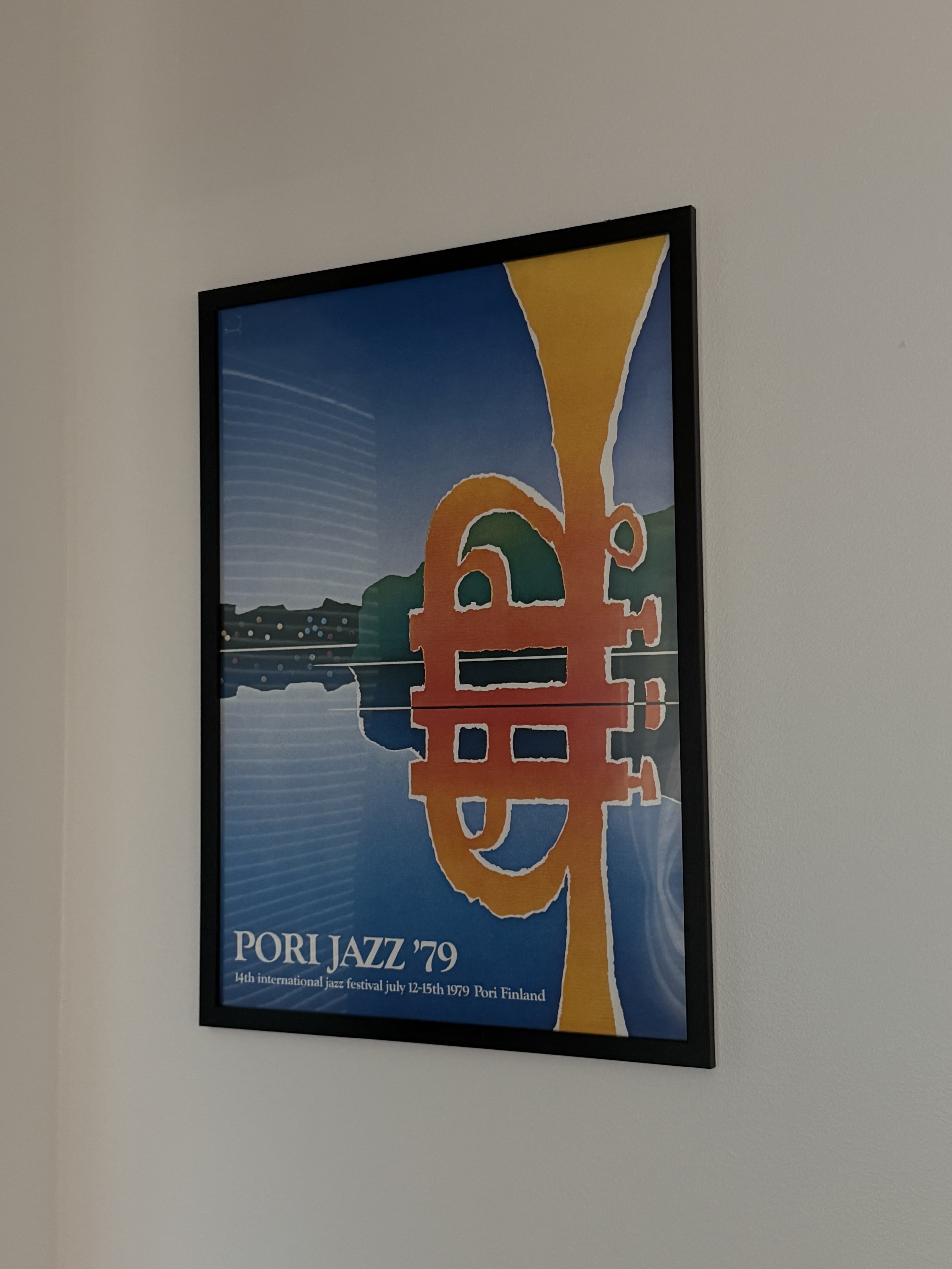 Tunnelmallinen Pori Jazz -juliste koristaa Rikun kodin seinää.