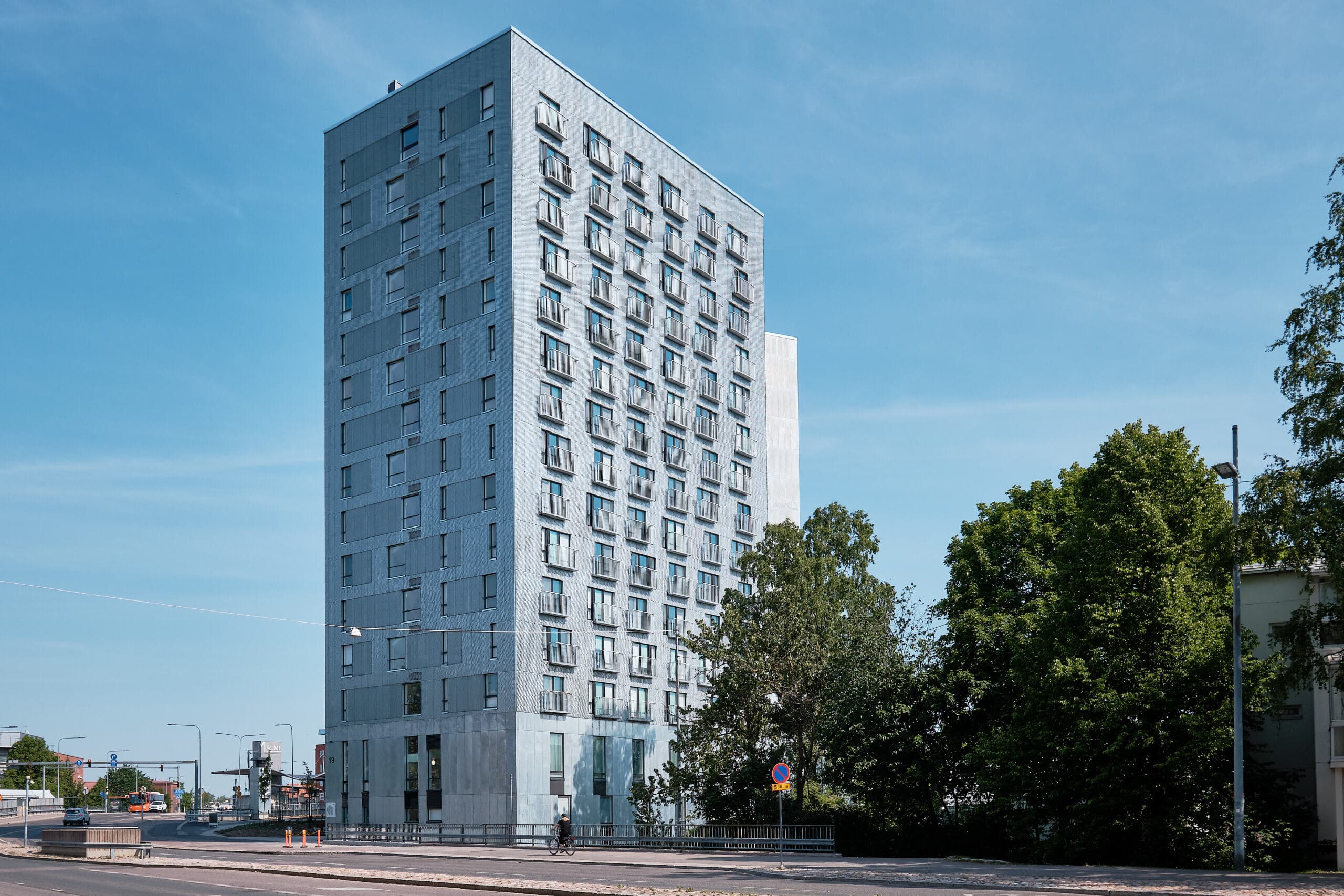 Kuvassa erinomaisten kulkuyhteyksien ympäröimä 16-kerroksinen Juli Malmin Floristi.