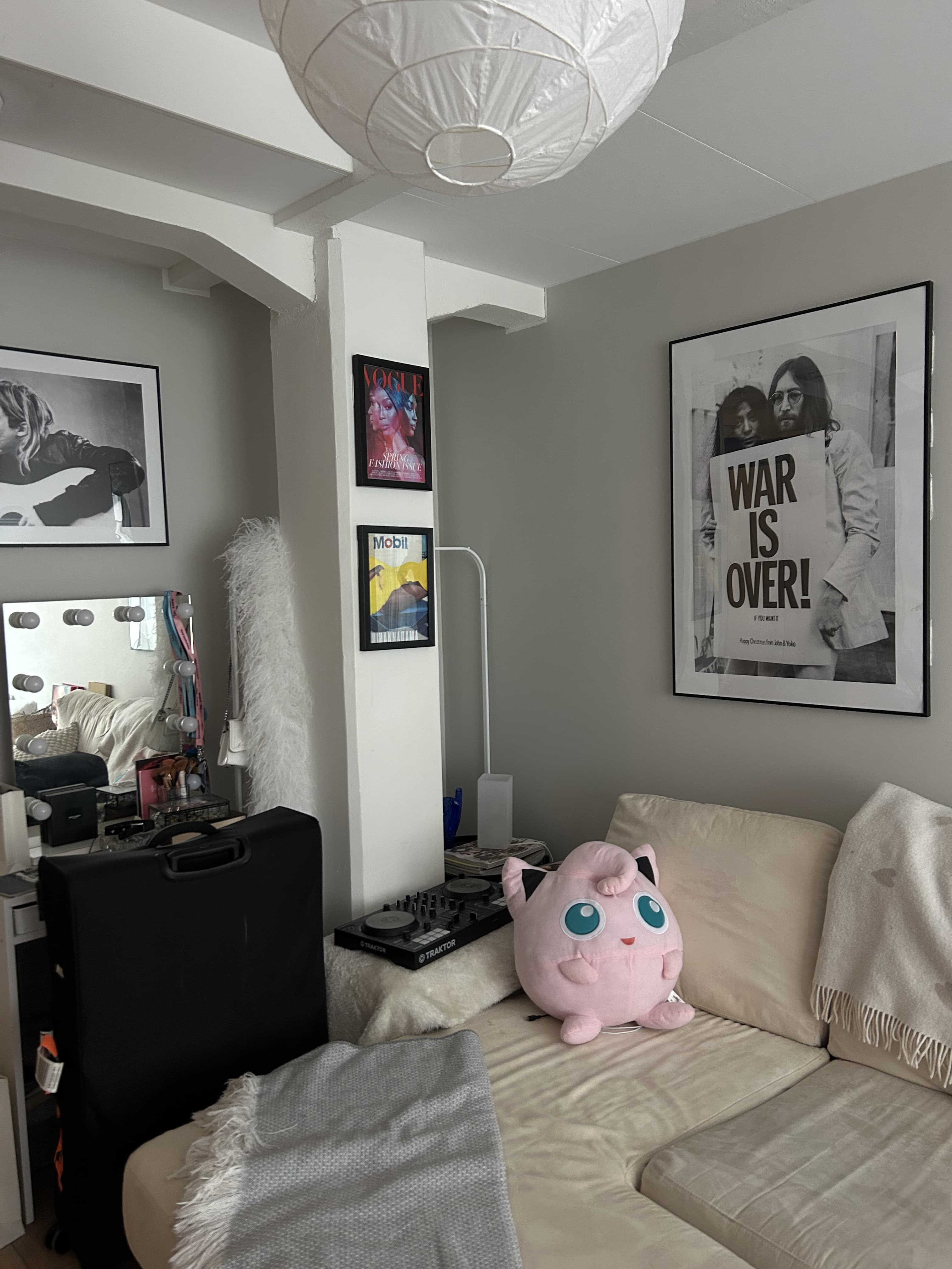 Kuvassa näkyy asunnon industrial-henkinen paalu, joita löytyy useista kohteen asunnoista.