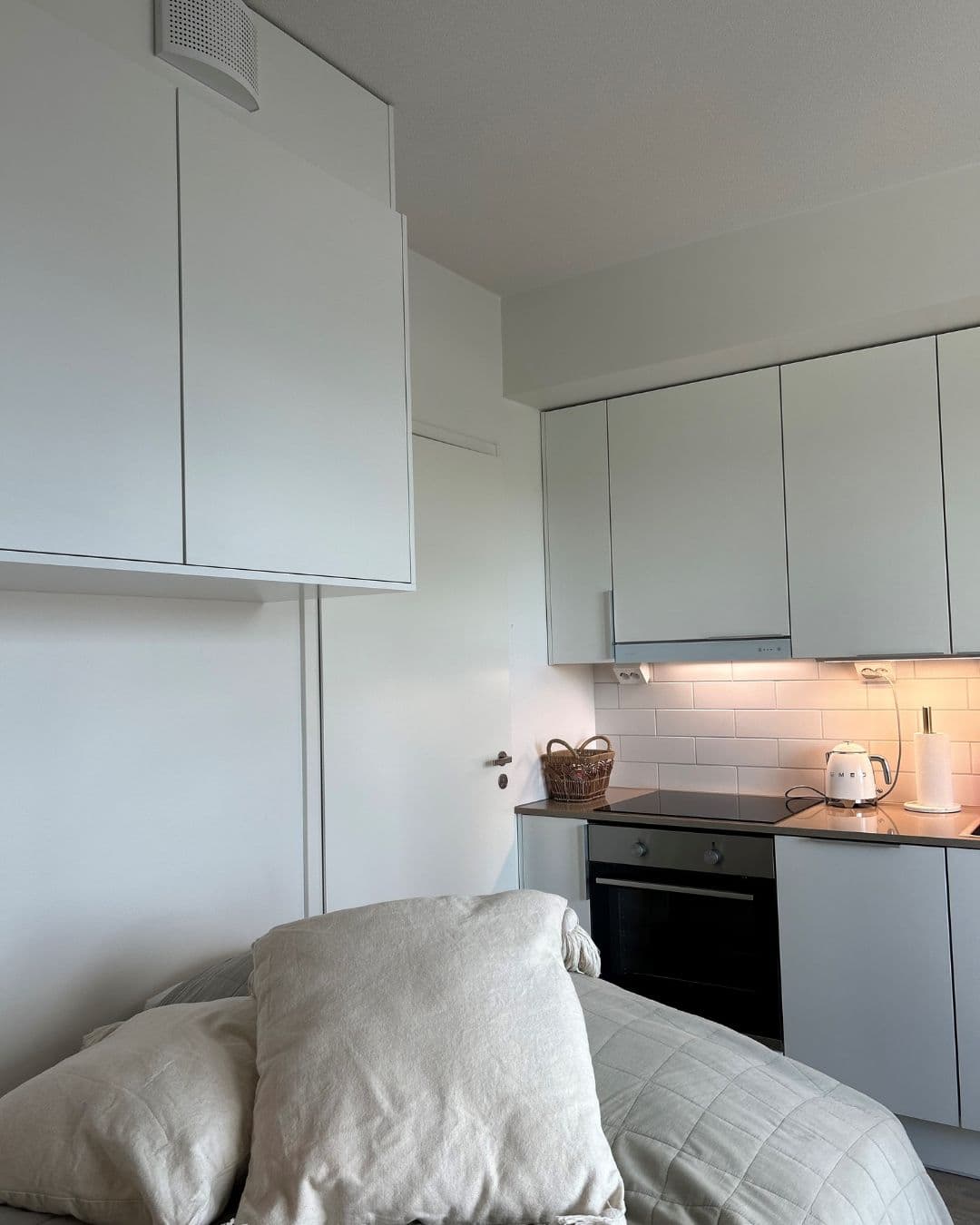 Asunnossa on kaunis skandinaavinen sisustus.