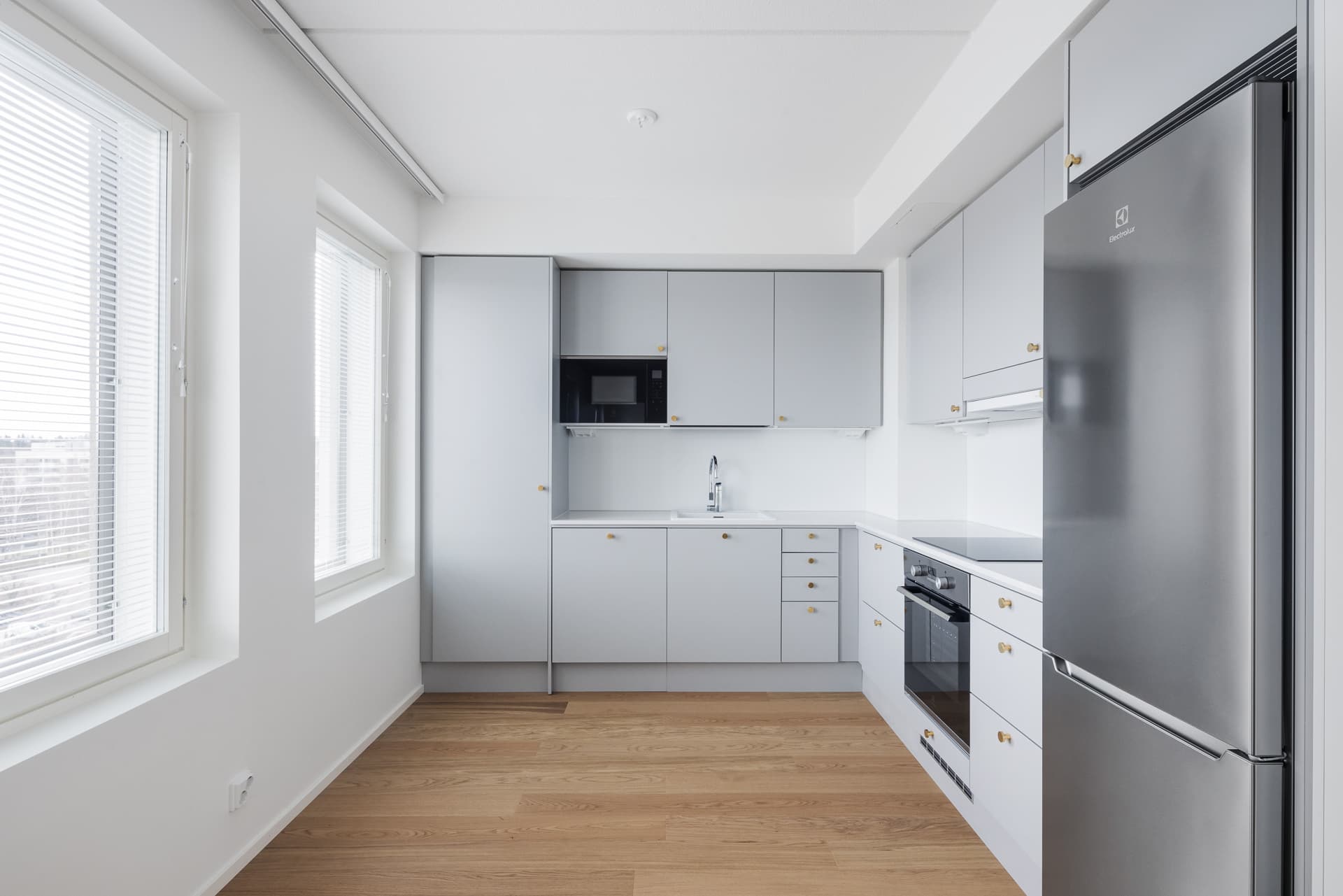 Kuvassa Niittykummun Helmen kolmion kaunis keittiö.