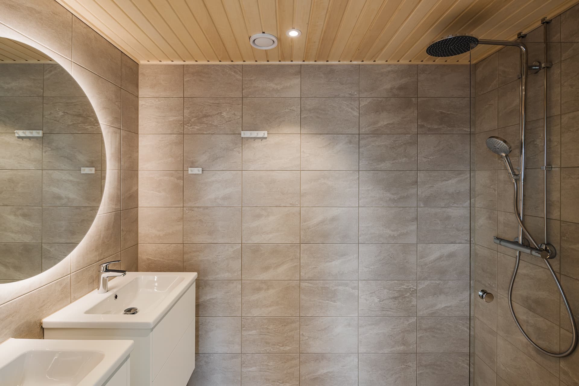 Niittykummun Helmestä löytyy myös tyylikkäitä, spa-henkisiä kylpyhuoneita.