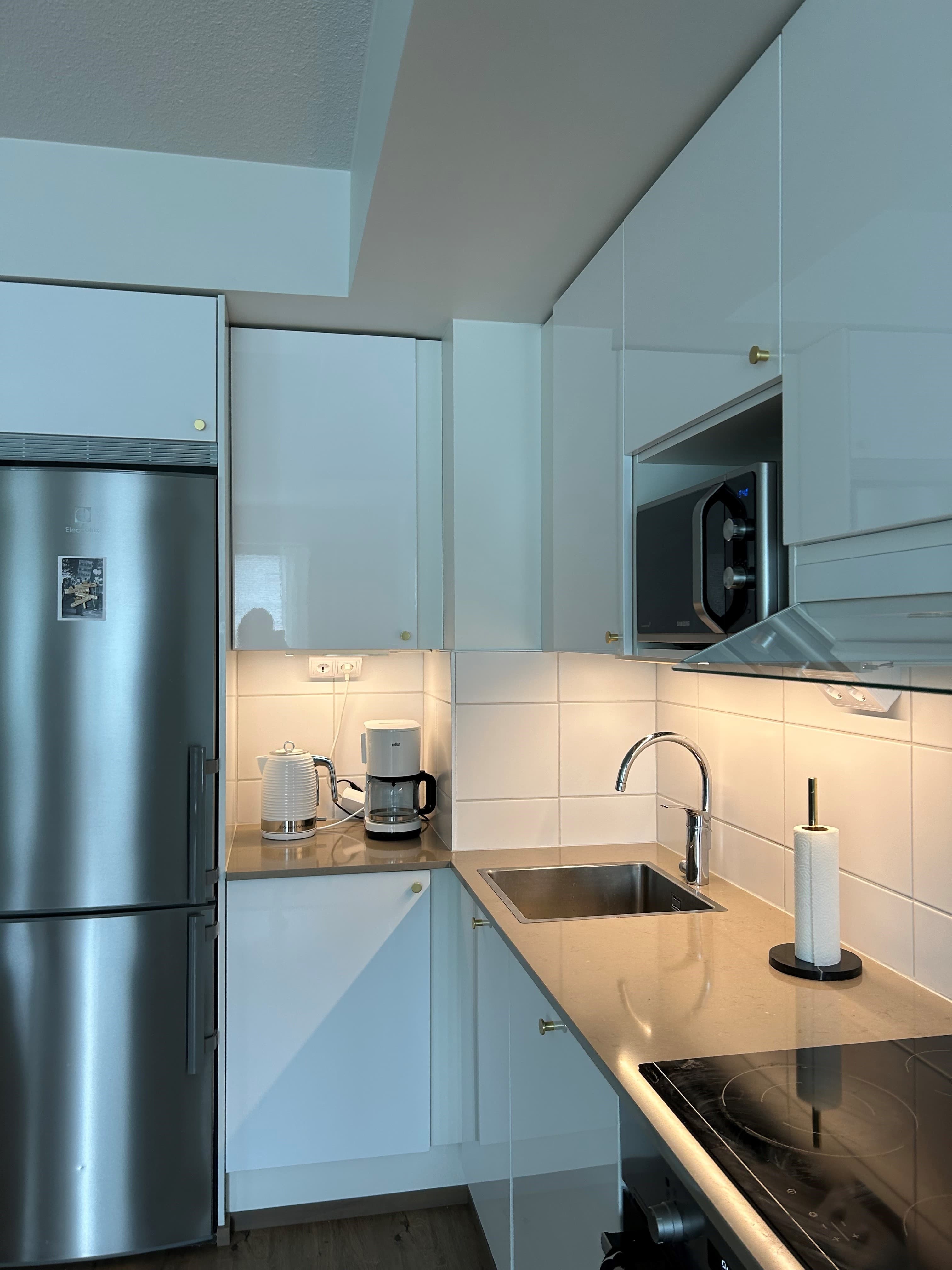 Kodin keittiö on moderni ja laadukas.