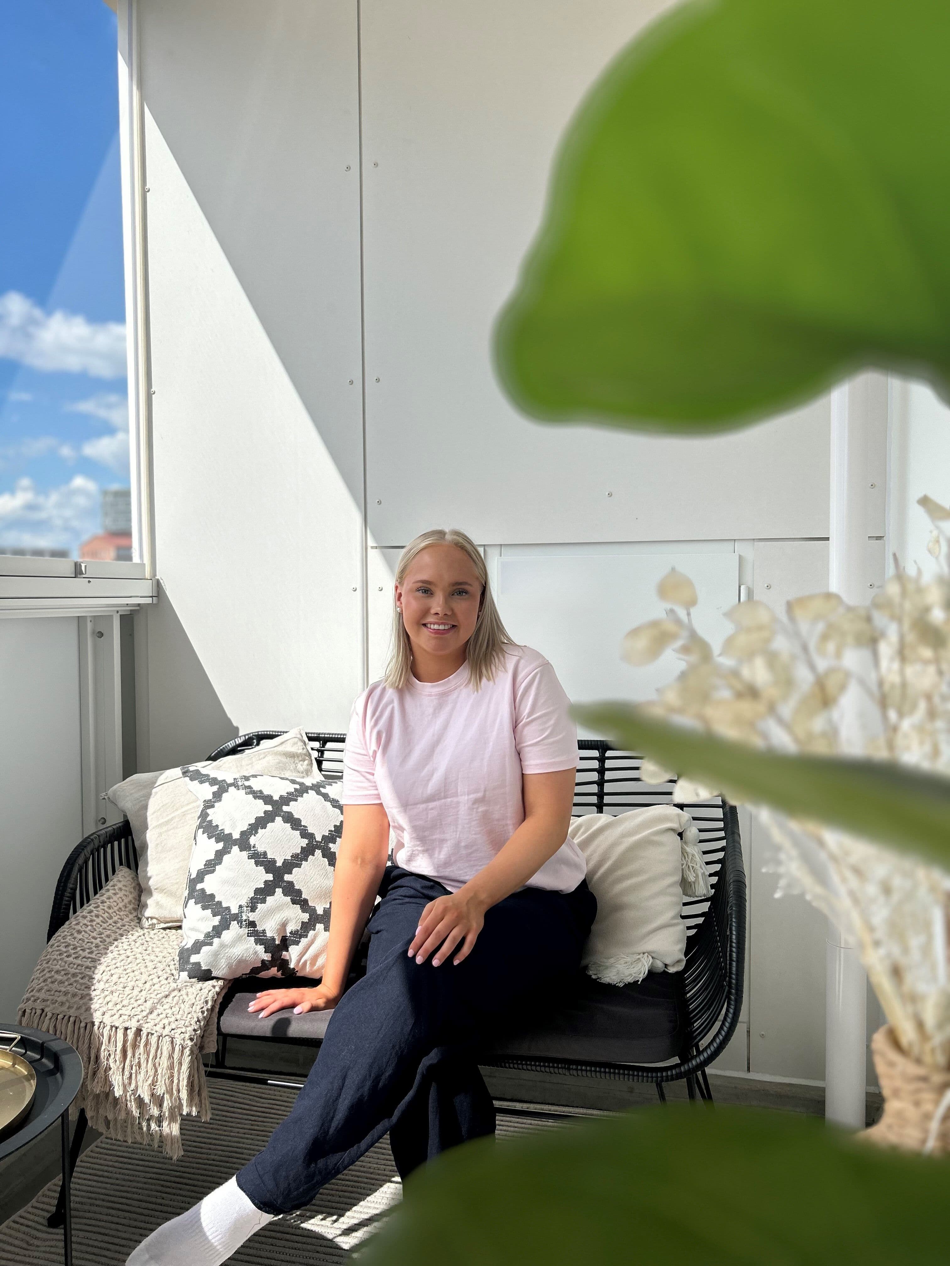 Juli opiskelija-asunnot - Saara kotinsa parvekkeella