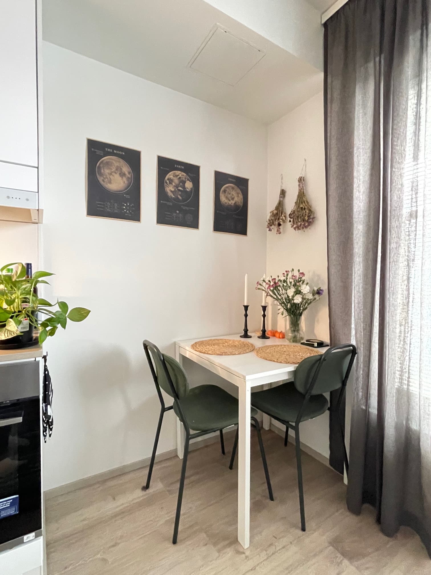 Saanan koti ruokapöytä